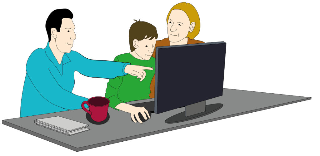 Mutter, Vater und Kind sitzen am Computer. Der Vater erklärt dem Kind etwas.