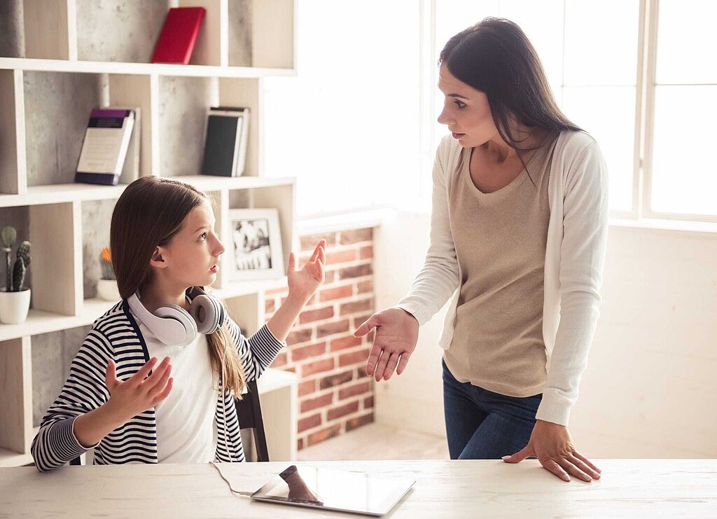 Eltern-Kind-Bindung in der Pubertät Mutter und Tochter diskutieren über Mediennutzung