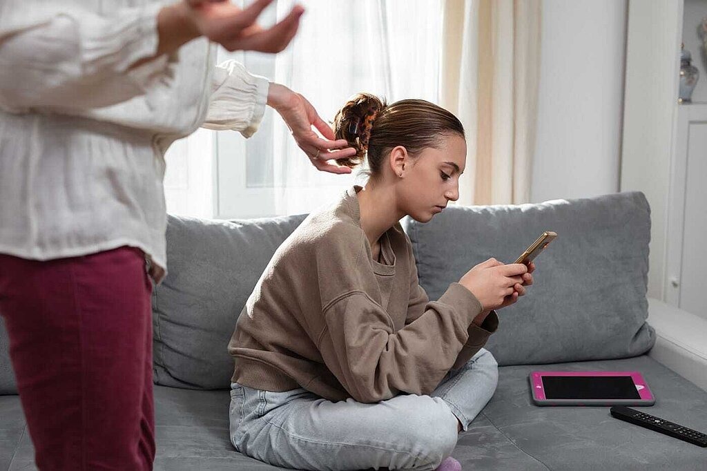 JIM-Studie 2023 Mädchen mit Smartphone und Tablet auf dem Sofa