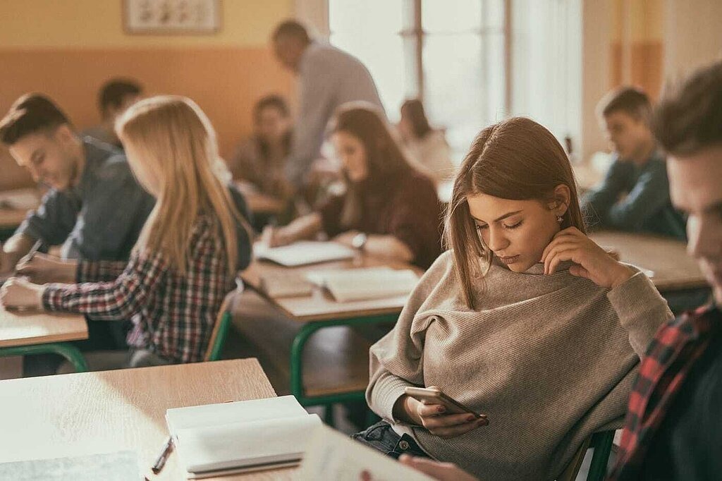 Jugendliche im Unterricht motivieren Jugendliche im Unterricht mit Smartphone