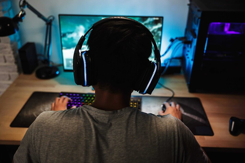 Drogenaffinitätsstudie BZgA Jugendlicher spielt im dunklen Zimmer Computerspiele