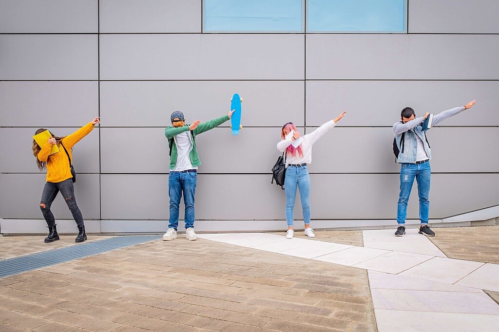 Hypes und Challenges Soziale Netzwerke Jugendliche 4 Jugendliche machen Tanz-Challenge