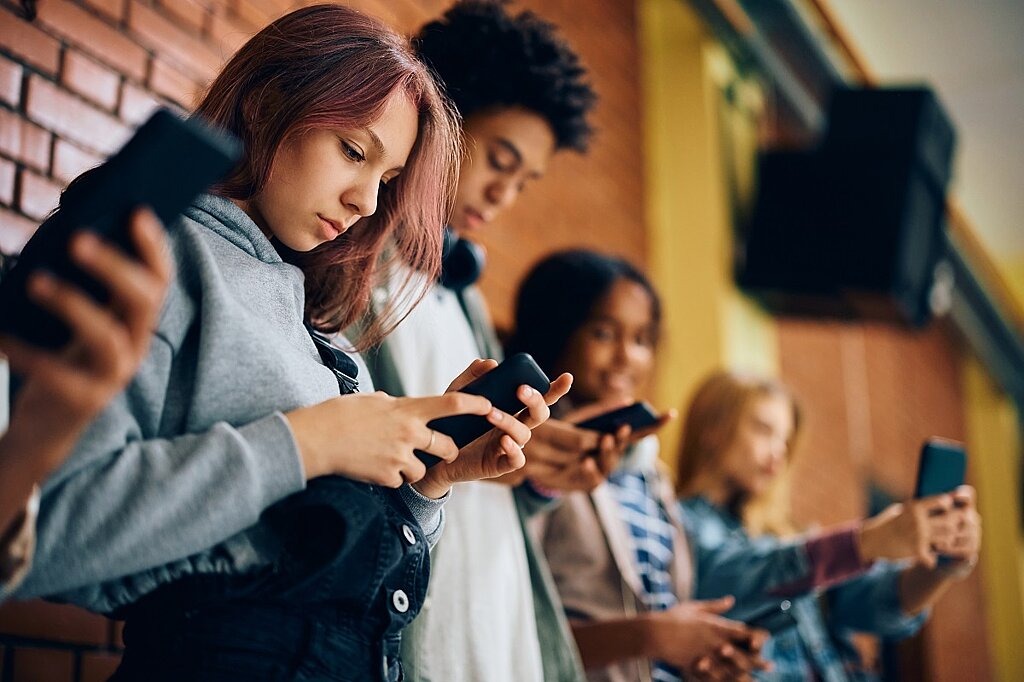 Diagnostik Therapie Mediensucht Mehrere Jugendliche mit Smartphones