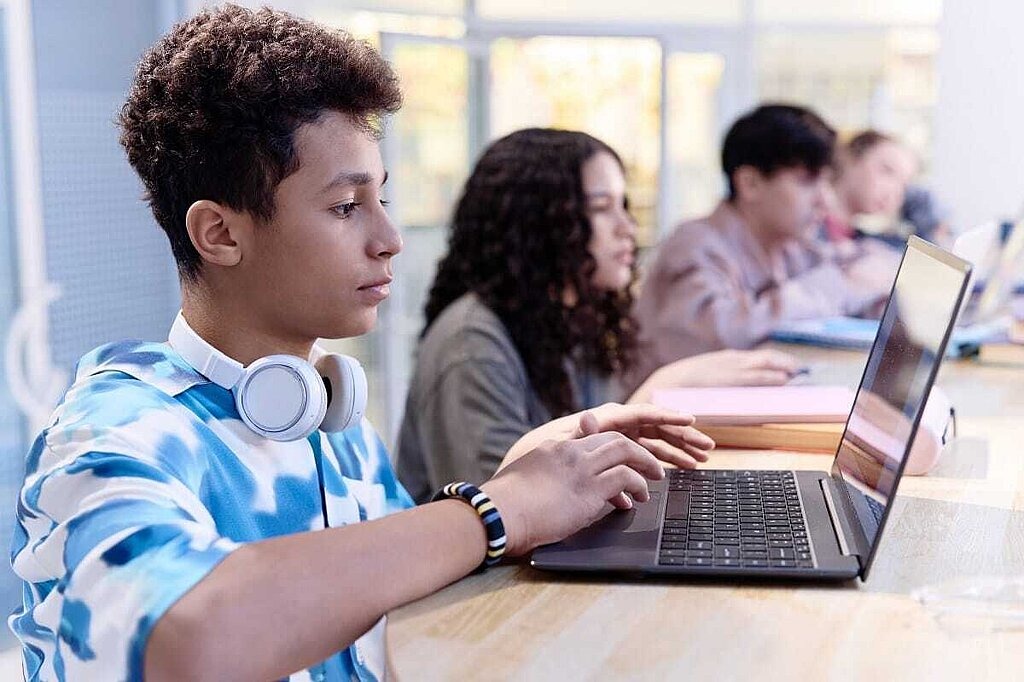 Fake News Unterrichtseinheit Schüler an Laptops