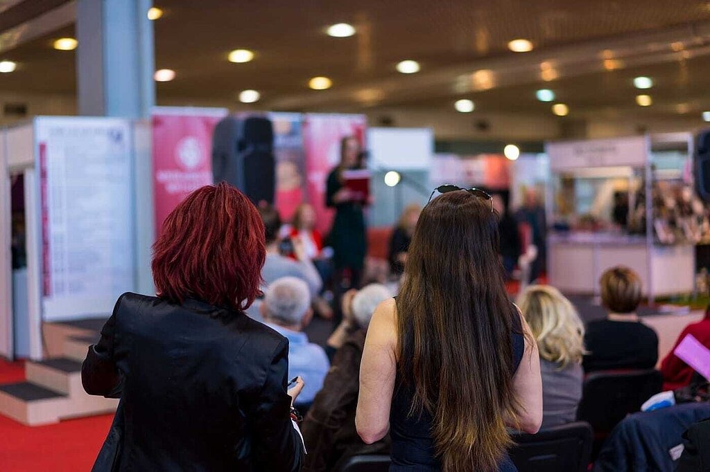 Gamescom 2023 pädagogische Fachkräfte Zwei Frauen auf Messe