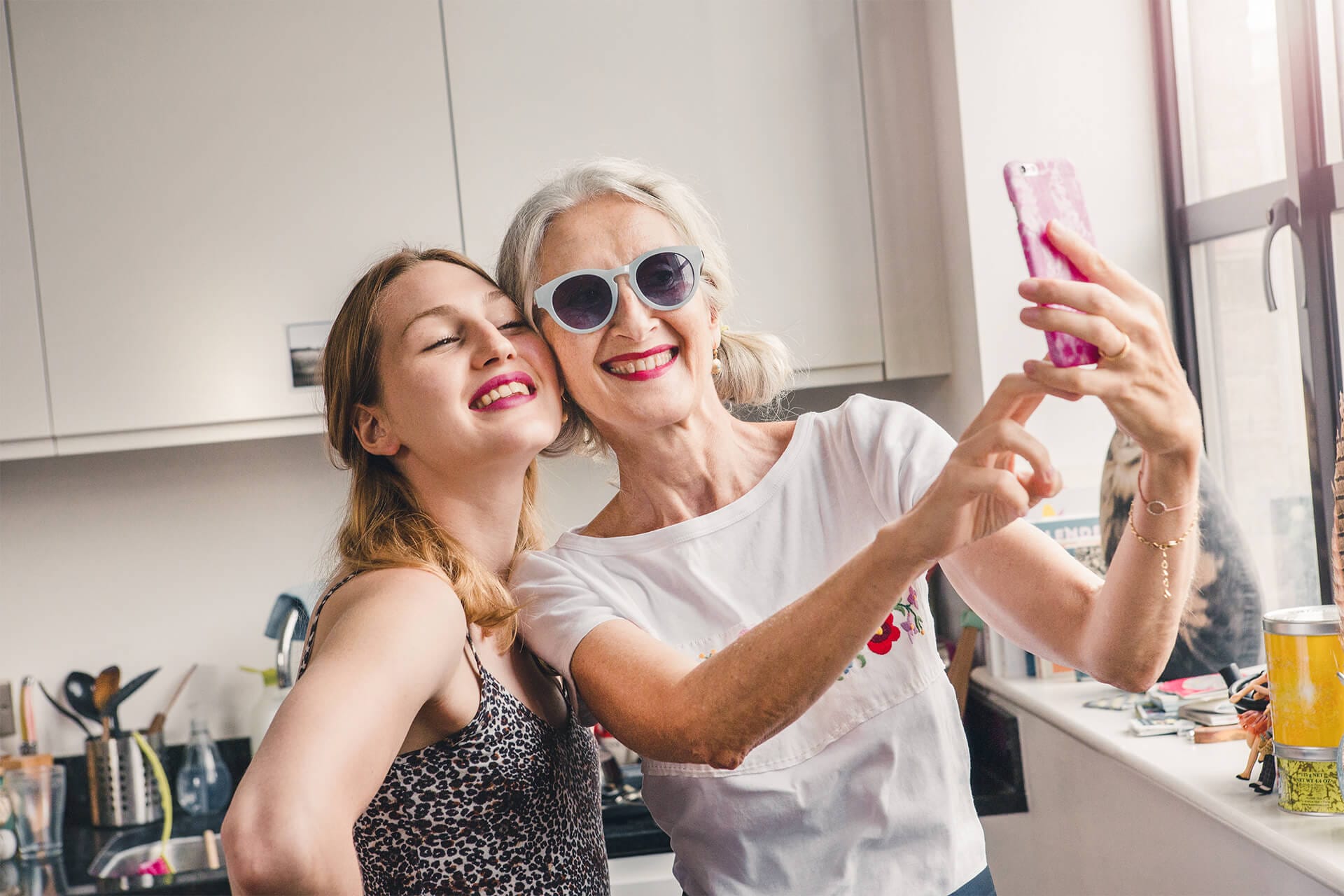 Mutter und Tochter machen zusammen ein Selfie.