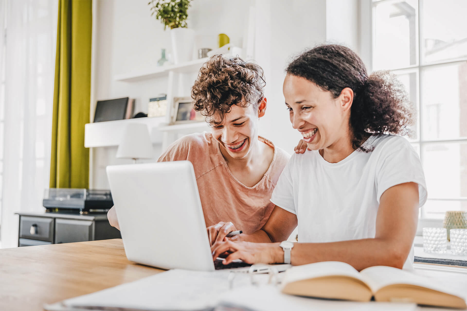 Mutter mit Sohn gemeinsam vor einem Notebook