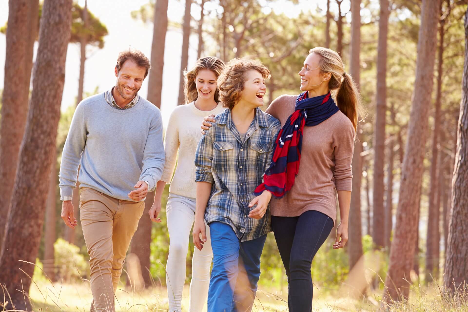 Familie geht im Wald spazieren