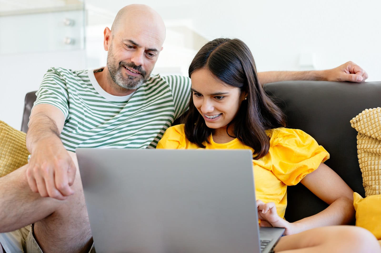 Vater und Tochter gemeinsam am Laptop