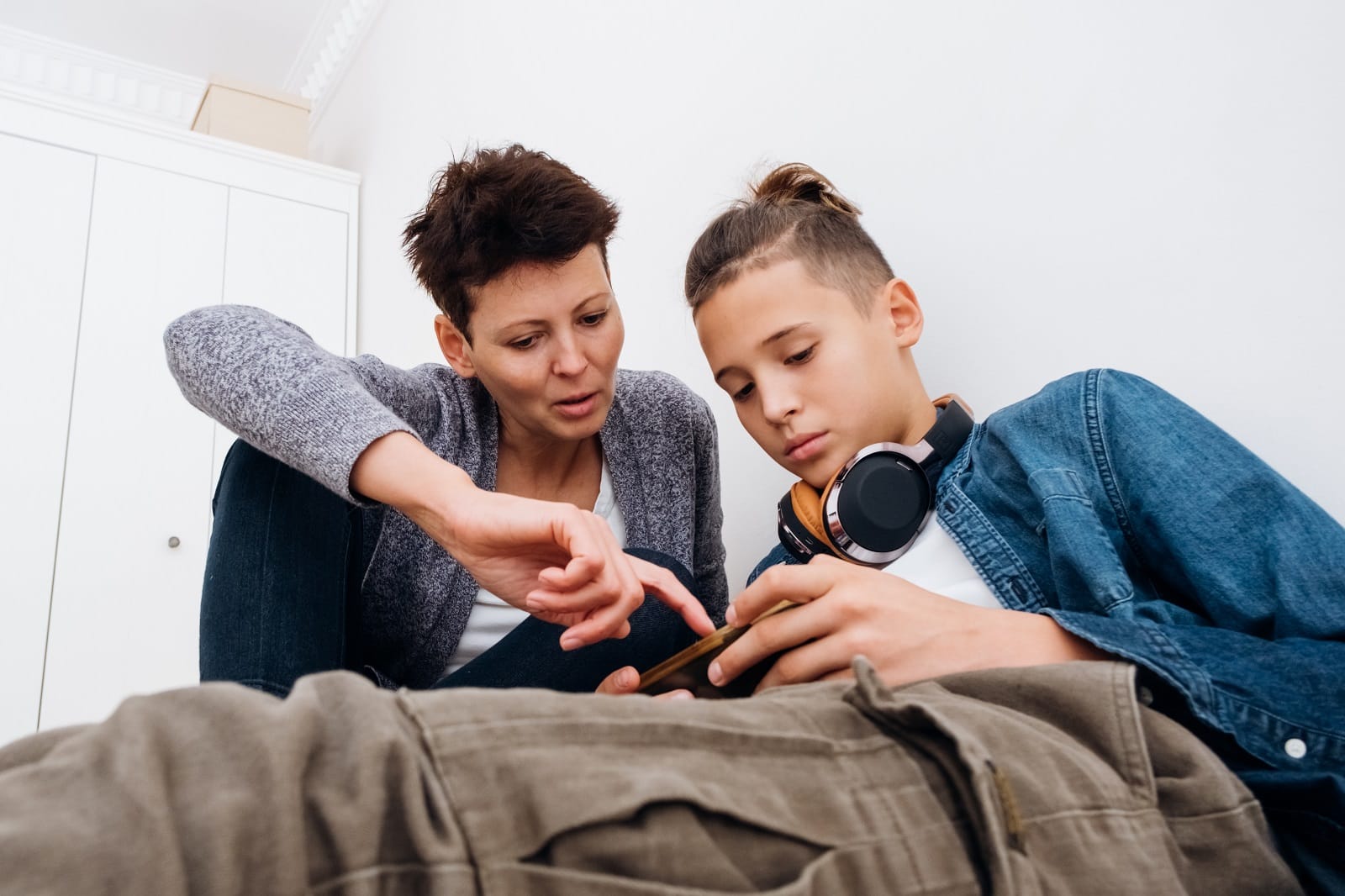 Mutter und Sohn gemeinsam am Smartphone