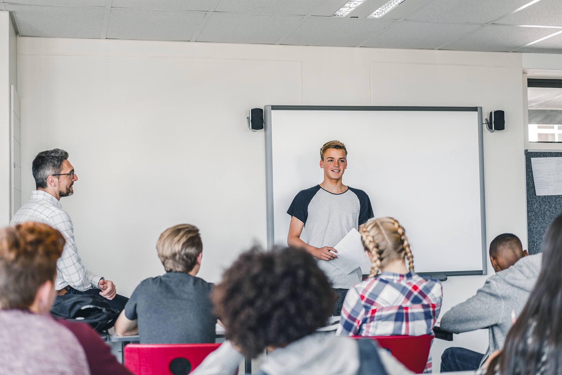 Schüler hält Referat vor Klasse