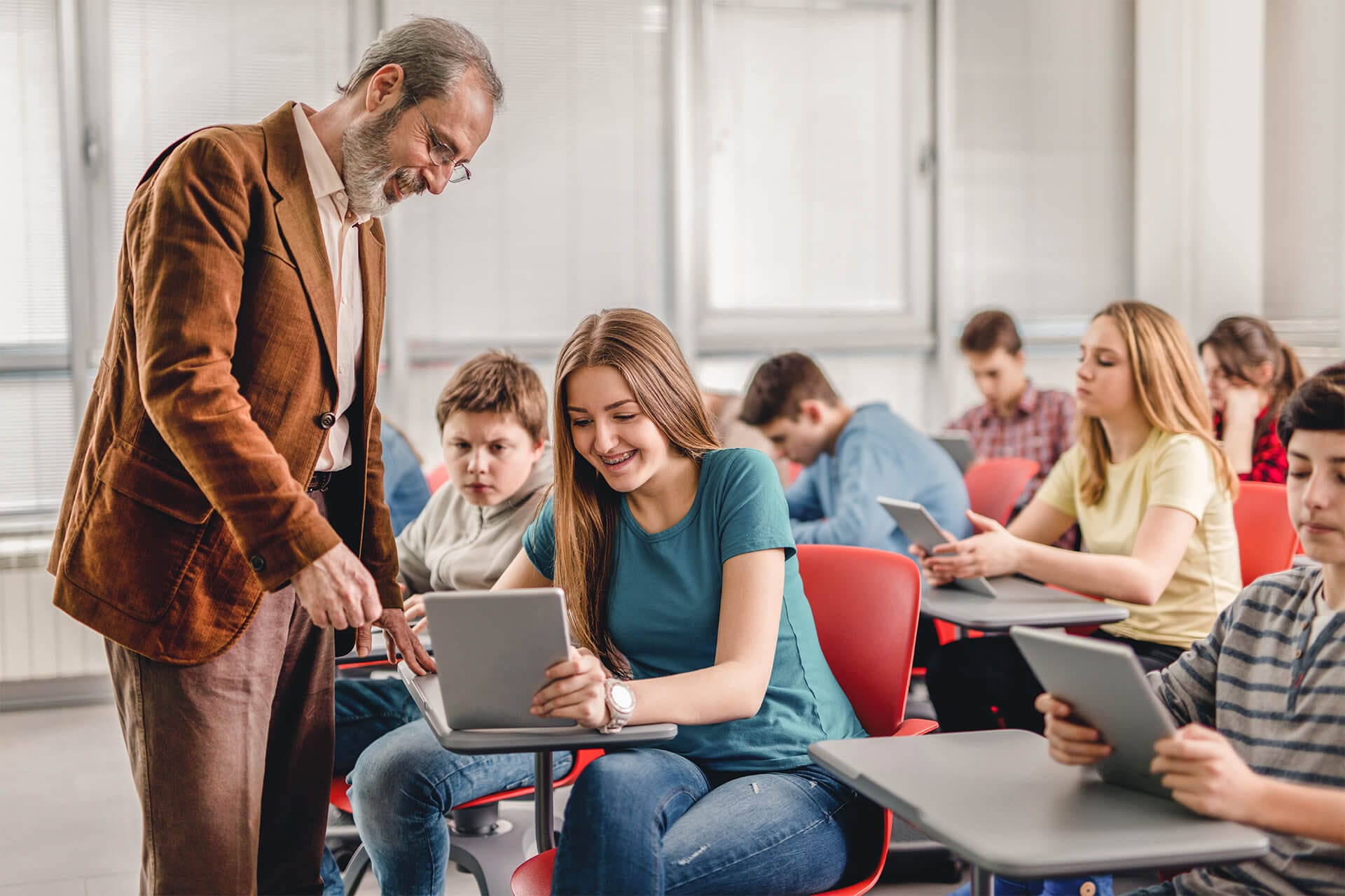 Eine Klasse nutzt Tablets im Unterricht unter Anleitung des Lehrers.