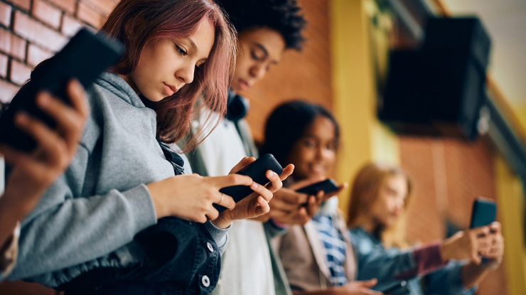 Mehrere Jugendliche mit Smartphones